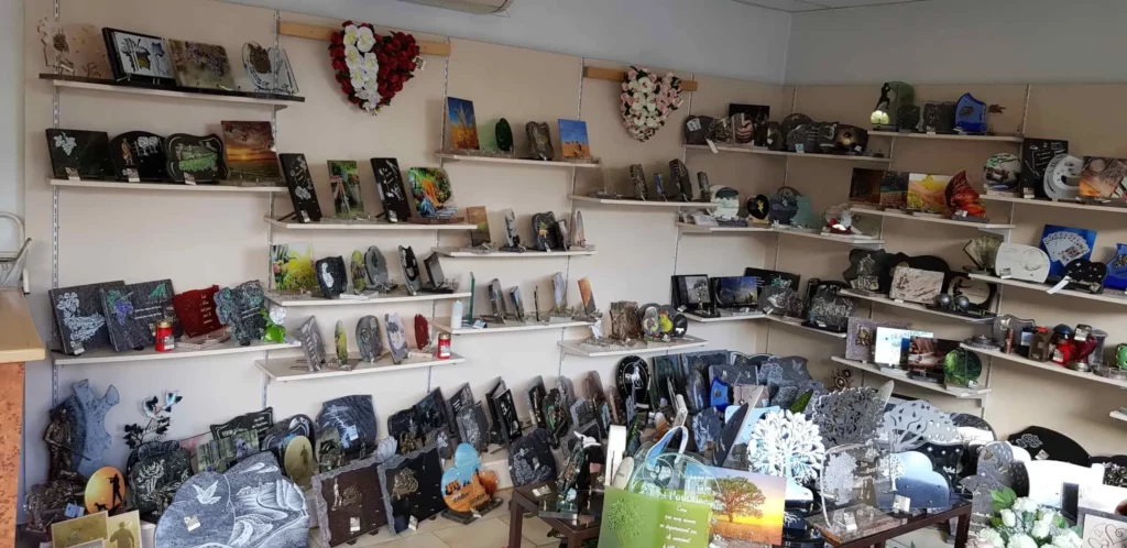 Large choix de plaques funéraires personnalisées et articles du souvenir exposés en magasin