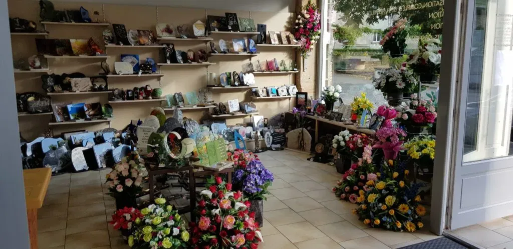 Magasin d'articles funéraires proposant un large choix de plaques et compositions florales