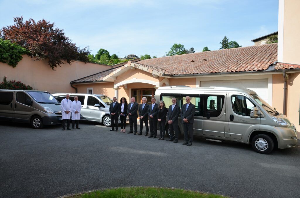 personnels devant chambre funeraire