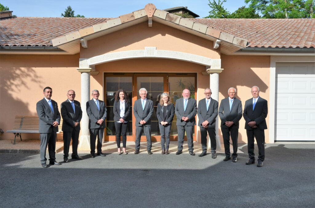 personnels devant chambre funeraire