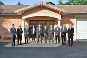 personnels devant chambre funeraire