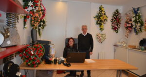 bureau responsable entourer par bouquets