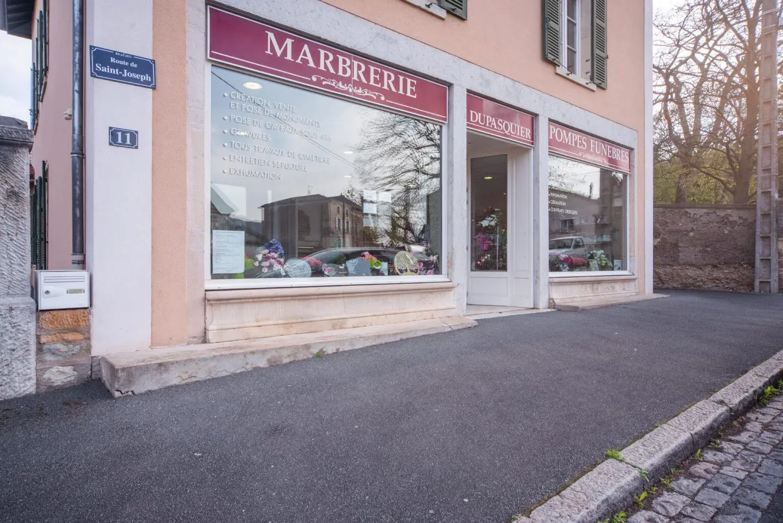 Façade du magasin de marbrerie et pompes funèbres Dupasquier