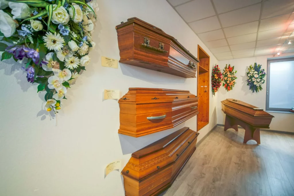 Exposition de cercueils en bois dans une salle de présentation d'agence funéraire